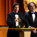 Tom Cruise finalmente ganha seu Oscar na gala do Star-Packed Governors Awards em Hollywood