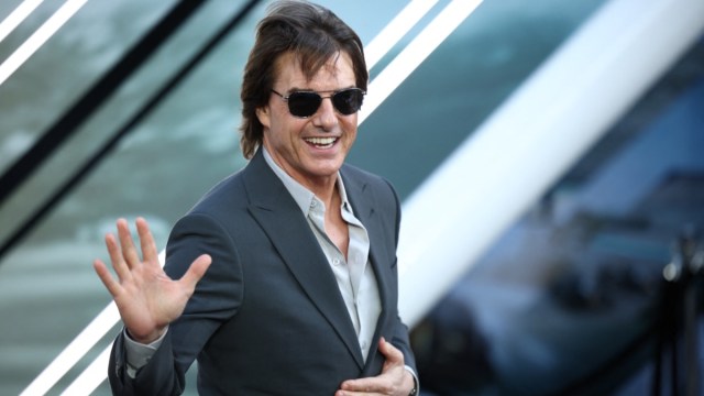 Tom Cruise foi flagrado dançando com atriz de 75 anos