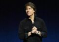 Tom Cruise posa com jovem atriz em meio a rumores divididos