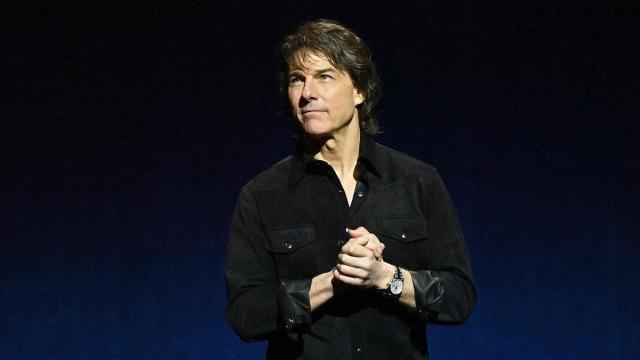 Tom Cruise posa com jovem atriz em meio a rumores divididos