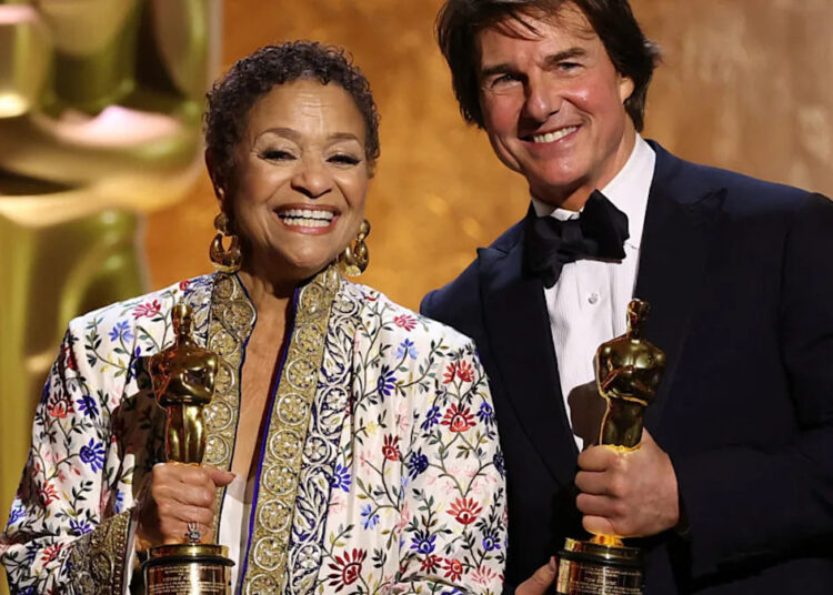 Tom Cruise rasga a pista de dança com a lenda dos anos 80, Debbie Allen, após a homenagem do Oscar - e está se tornando viral