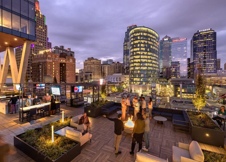 Transformação do centro de Kansas City: uso misto ancorado no entretenimento no Power & Light District