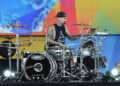 Travis Barker lança nova música 'Dues Paid' + produz nova faixa do Alkaline Trio, 'Surprise Surprise'
