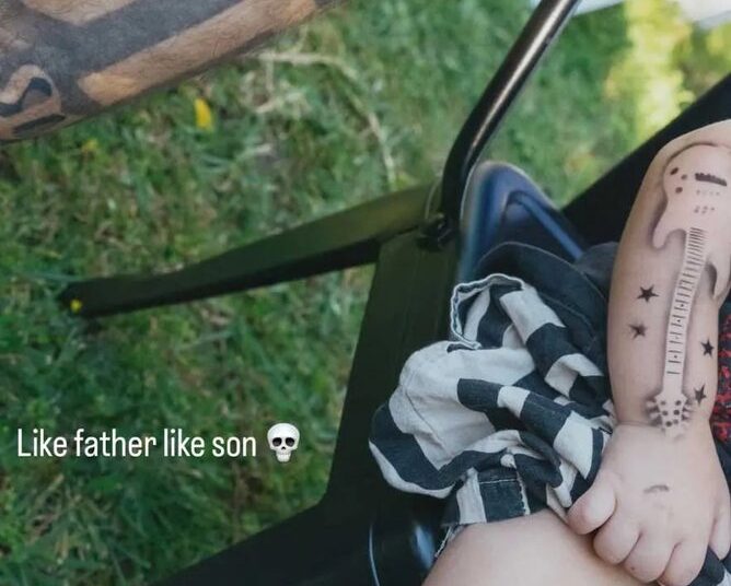 Travis Barker revela tatuagem combinando com o filho de dois anos dele e de Kourtney Kardashian, Rocky Thirteen