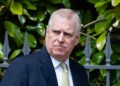 O príncipe Andrew, duque de York, participa do serviço religioso de Páscoa na Capela de São Jorge em 20 de abril de 2025, em Windsor, Inglaterra.