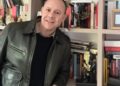 Um espelho refletindo a escuridão humana