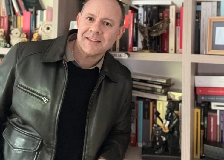 Um espelho refletindo a escuridão humana