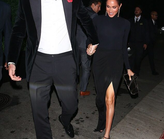 Um mundo longe do dever real: o Príncipe Harry parece 'farto de ser exibido' e incapaz de 'encenar um sorriso rictus' enquanto ele e Meghan, sem papoula, visitam o 70º aniversário de Kris Jenner na véspera do Domingo da Memória