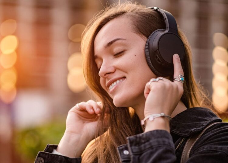 Um rótulo de “IA” não consegue desencadear preconceito negativo em novo estudo de música pop