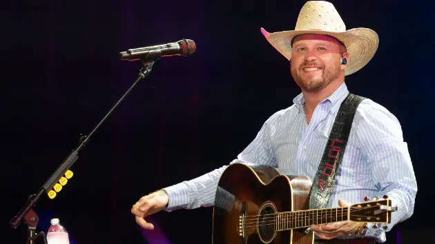 Um vislumbre do interior do alojamento troféu de 4.000 pés quadrados de Cody Johnson