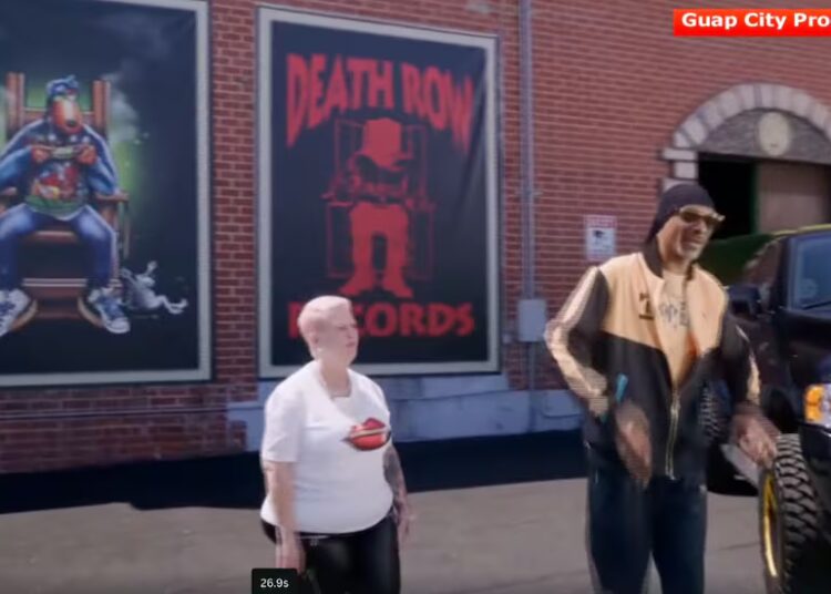 UrFavGrannie está aumentando a pressão no jogo do rap mais uma vez.