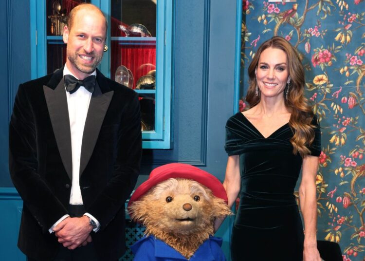 Urso Paddington encontra Príncipe William e Kate Middleton Variety nos bastidores