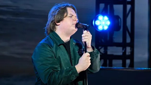Veja Lewis Capaldi desembrulhar uma estátua de Lego de 41.000 peças de si mesmo