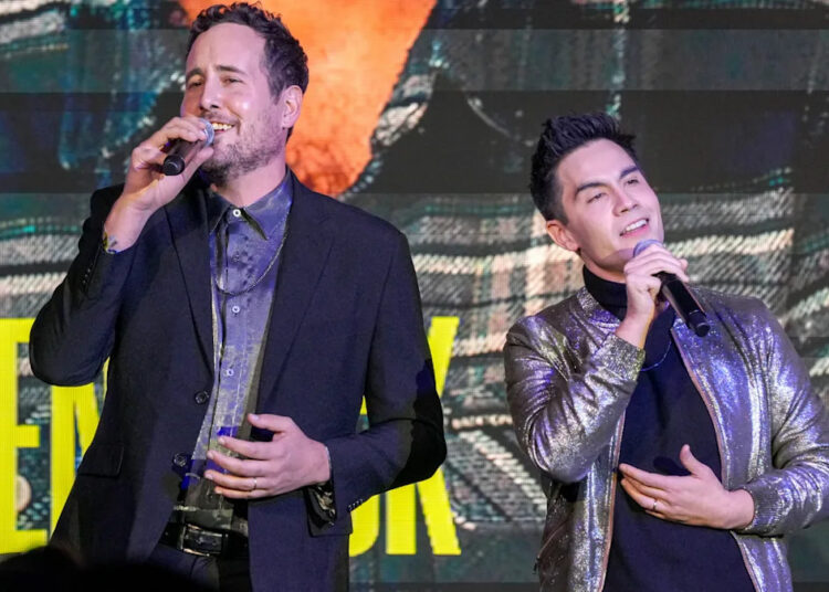 Veja os maridos Sam Tsui e Casey Breves cantando 'Golden' com o co-autor do hit no Out100