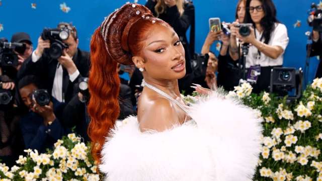 Vestido recortado de Megan Thee Stallion dando 'lançamento suave de casamento'