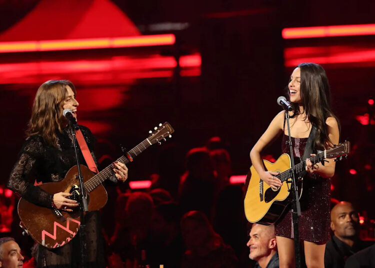 White Stripes comemorado por Olivia Rodrigo e Iggy Pop na indução do Rock Hall 2025
