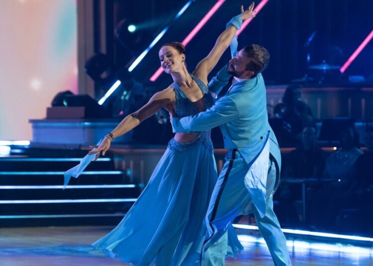 Whitney Leavitt chama os produtores de Esposas Mórmons para o machado DWTS – Celebrity News – Entretenimento