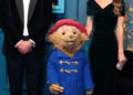 William e Catherine conhecem Paddington no Royal Variety Performance