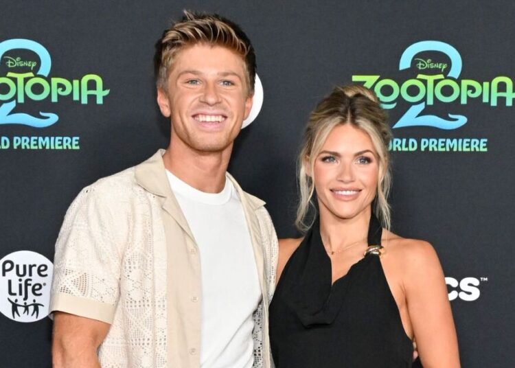 Witney Carson dá meia-volta em textos obscuros de Zac Efron – Celebrity News – Entretenimento