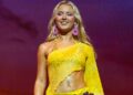 Zara Larsson alongando-se com meia-calça transparente é impossível de ignorar