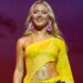 Zara Larsson alongando-se com meia-calça transparente é impossível de ignorar