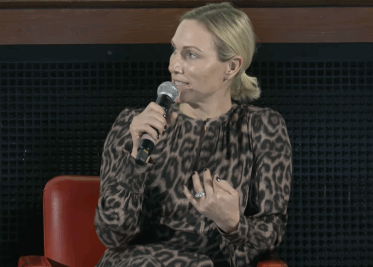 Zara Tindall faz uma declaração poderosa sobre a paixão real “estressante” durante uma rara aparição conjunta com a princesa Anne