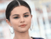 Selena Gomez tem as unhas rosa chiclete mais legais do verão
