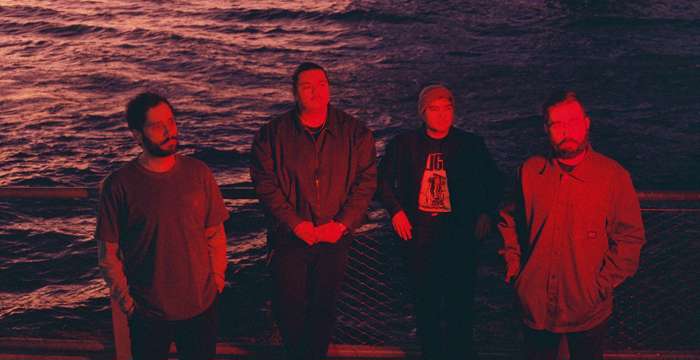 morador. compartilhe o videoclipe do último single “Caught In The Light”