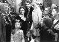 James Stewart, no centro, se reencontra com sua esposa, Donna Reed, à esquerda, e filhos durante a última cena de Frank Capra. "É uma vida maravilhosa." O clássico filme de 1946 está comemorando seu 75º aniversário e foi relançado em uma versão especial de dois discos.