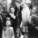 James Stewart, no centro, se reencontra com sua esposa, Donna Reed, à esquerda, e filhos durante a última cena de Frank Capra. "É uma vida maravilhosa." O clássico filme de 1946 está comemorando seu 75º aniversário e foi relançado em uma versão especial de dois discos.