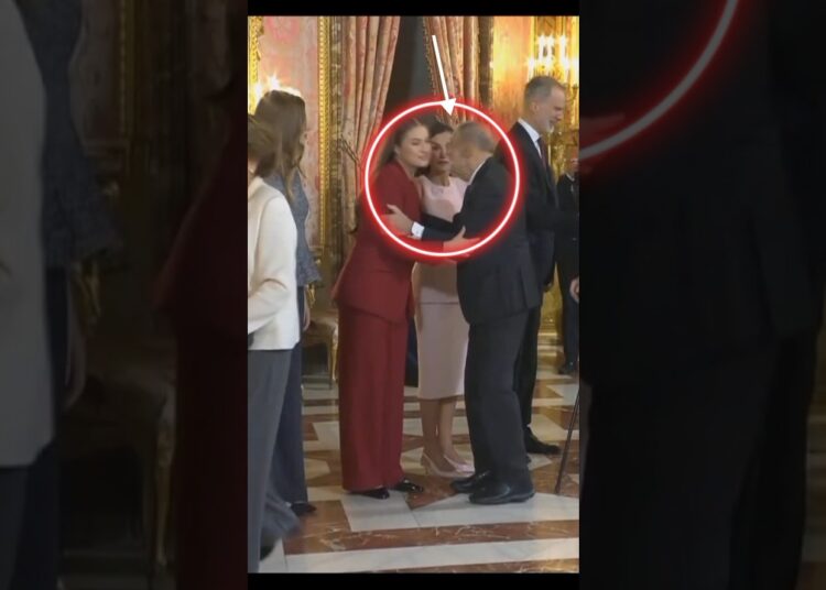 ¡Ups! Se olvidó de abrazar a la reina Letizia”, Royal family of Spain#leonor#sofia#queenletizia#new.