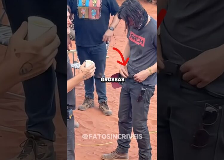 Keanu Reeves sempre usa calças grossas em público?#curiosidades #noticias #brazil