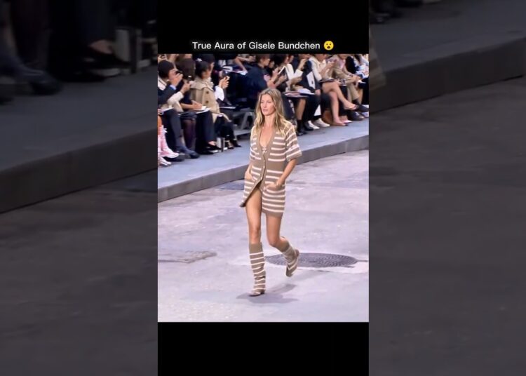 When Gisele walked the show instead of watching it 😮 #chanel #fashion #supermodel #edit #shorts