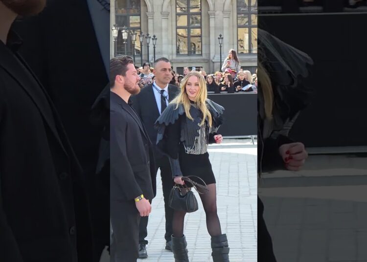 Une pluie de stars à la #ParisFashionWeek ✨ #LouisVuitton