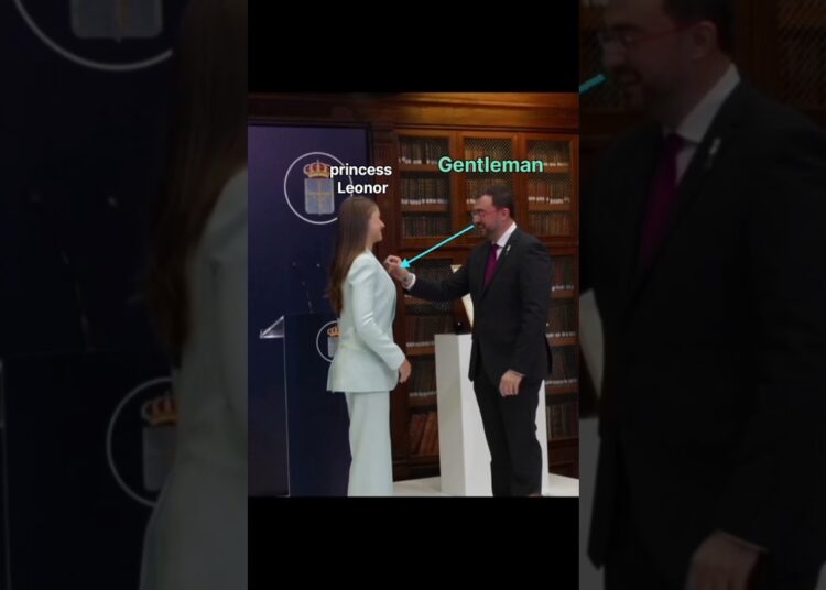 This  gentleman pins✨ the medal on the Future Queen’s jacket#leonor#royal#newshort.