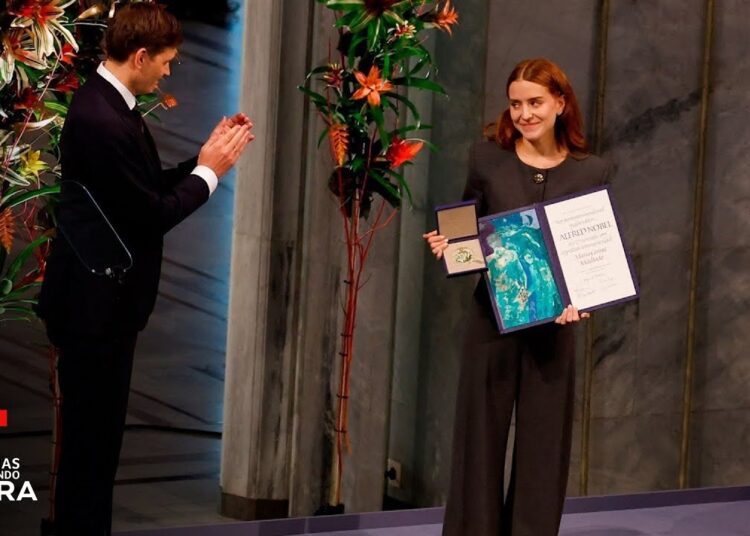 Frente a presidentes y la realeza, la hija de Machado recibió por ella el Nobel | Noticias Telemundo