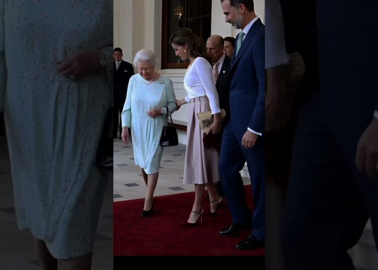 Queen letizia help to Queen Elizabeth #britishroyalfamily #royal