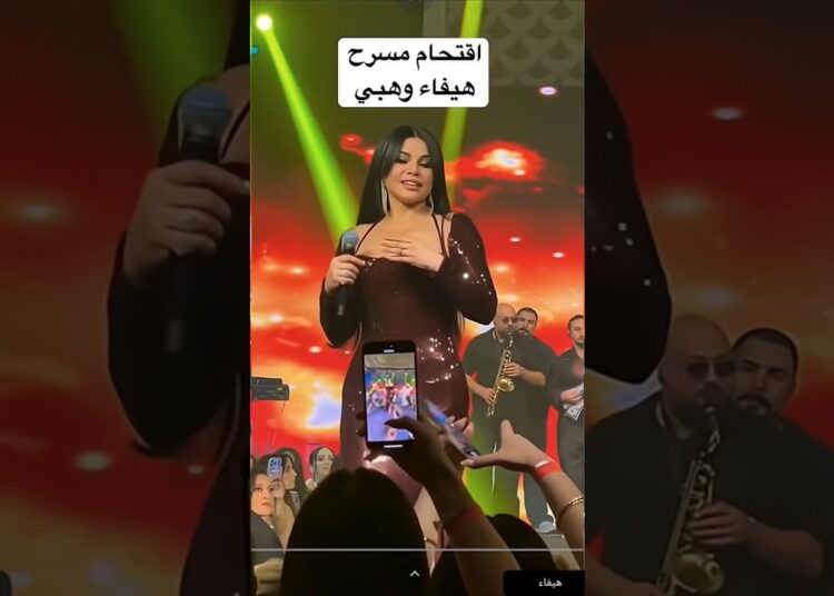 معجب يقتحم مسرح هيفاء وهبي في الأردن عمان #هيفاء_وهبي #haifawehbe