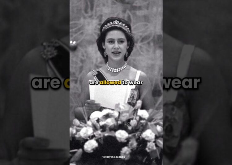 Rules for wear a Royal Tiara 🤯 #royalfamily #royal #queen #queenelizabeth #jewellery #usa #nyc