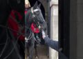 HE WANT WATER♥️#kingsguard #buckinghampalace #horse #tourist #giggles #laugh #respect #realeza #army