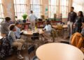 A atriz de Mansfield, Aeiress Jones (quinta a partir da esquerda), conseguiu um papel na Abbott Elementary. O...