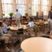A atriz de Mansfield, Aeiress Jones (quinta a partir da esquerda), conseguiu um papel na Abbott Elementary. O...
