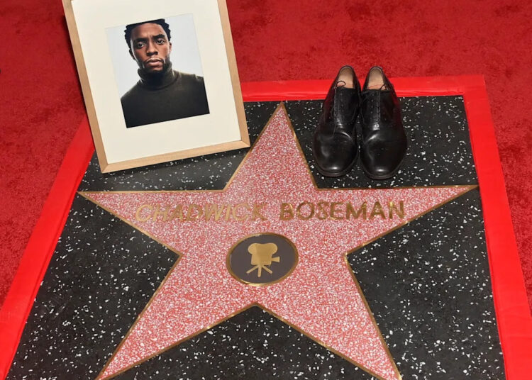 A Disney pagou a taxa de patrocínio da estrela da Calçada da Fama de Hollywood do falecido Chadwick Boseman