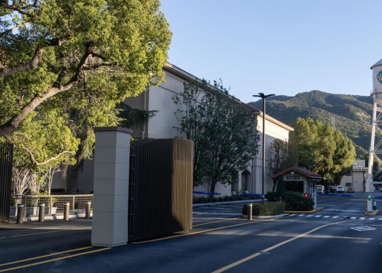 A batalha pelo controle da Warner Bros.: tudo o que você precisa saber