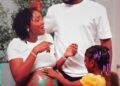 A cantora Simi revela barriguinha de bebê no novo videoclipe de Adekunle Gold
