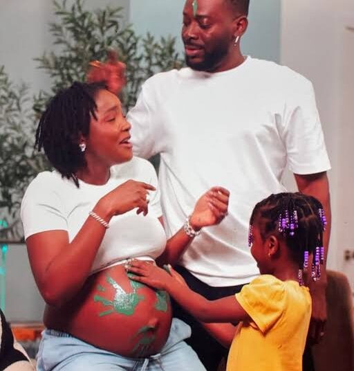 A cantora Simi revela barriguinha de bebê no novo videoclipe de Adekunle Gold