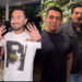 A estrela de 'Batalha de Galwan', Salman Khan, cavalga em grande estilo no 60º aniversário; ator é visto andando de bicicleta ao chegar para a festa |