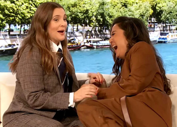 A estrela de “Emily in Paris”, Ashley Park, teve um defeito no guarda-roupa no meio da entrevista: 'Ele se abriu!'