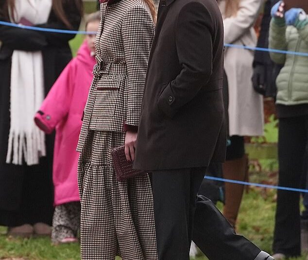 A futura nora da princesa Anne, Harriet Sperling, chama a atenção em uma roupa estilosa aprovada pela realeza da marca favorita de Kate Middleton, depois de perder as celebrações do dia de Natal em Sandringham