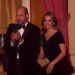 A grande noite de Kate e William! Princesa e Príncipe sorriem enquanto curtem as apresentações de Jessie J e Stephen Fry no Royal Variety Show